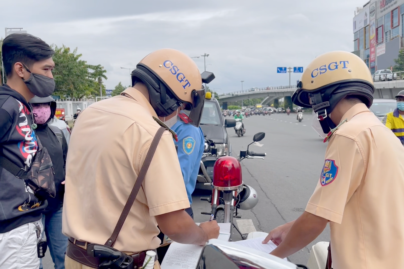 Phòng PC08 xử lý các trường hợp dừng, đỗ không đúng nơi quy định tại khu vực sân bay Tân Sơn Nhất.