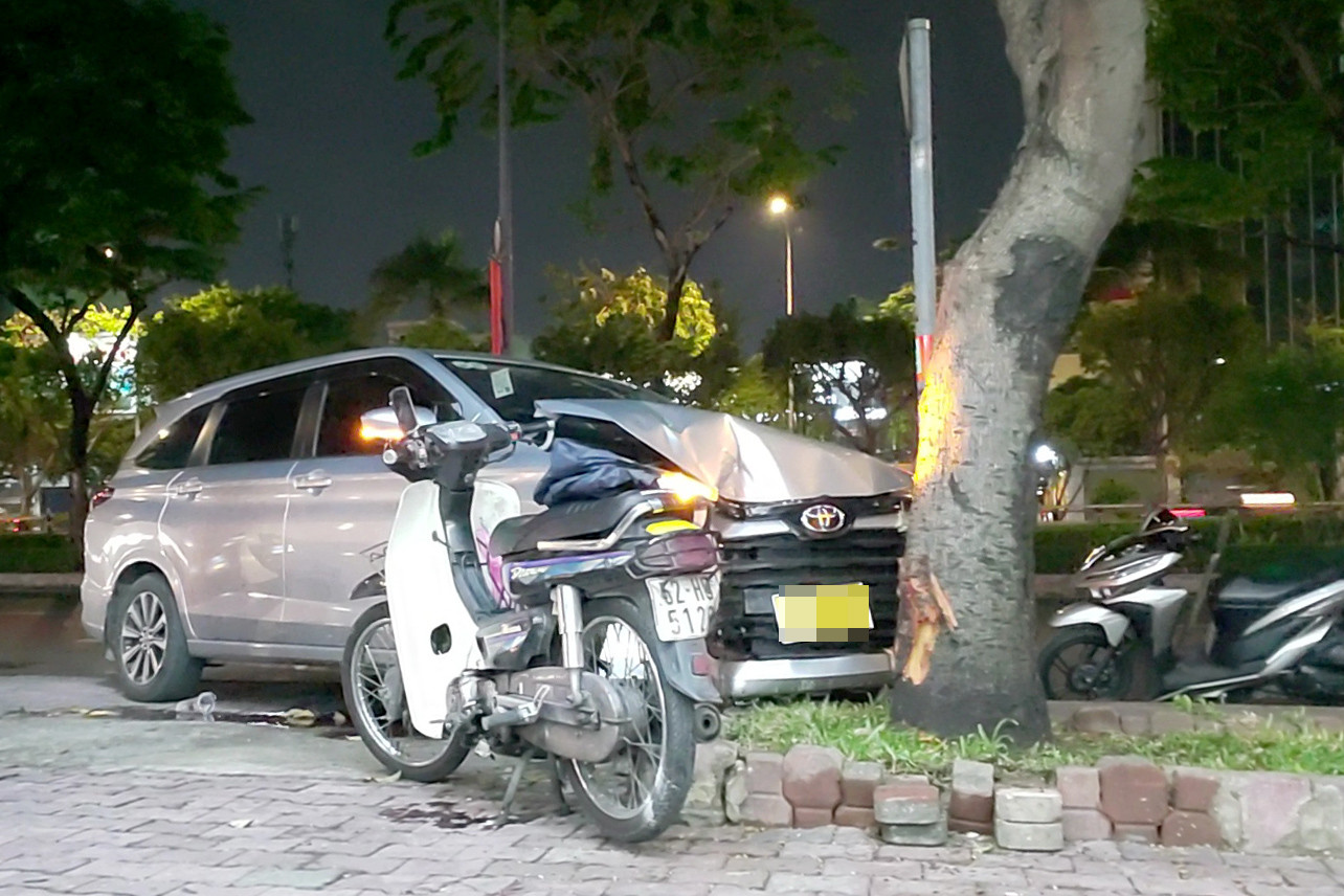 Ô tô công nghệ tông vào gốc cây trên đường Điện Biên Phủ (Ảnh: A.X.)