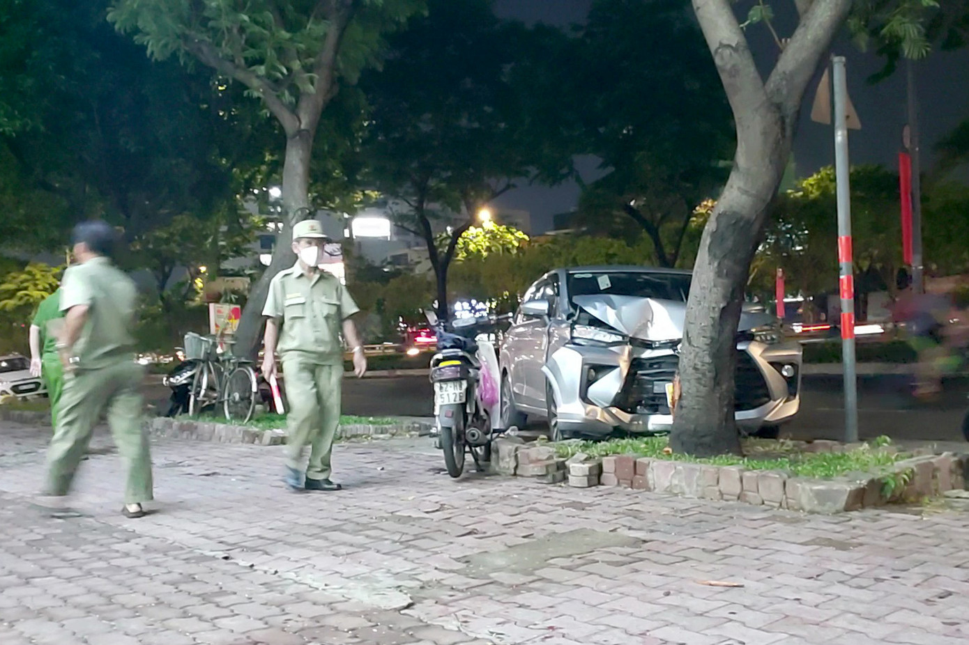 Lực lượng chức năng có mặt bảo vệ hiện trường (Ảnh: A.X.)