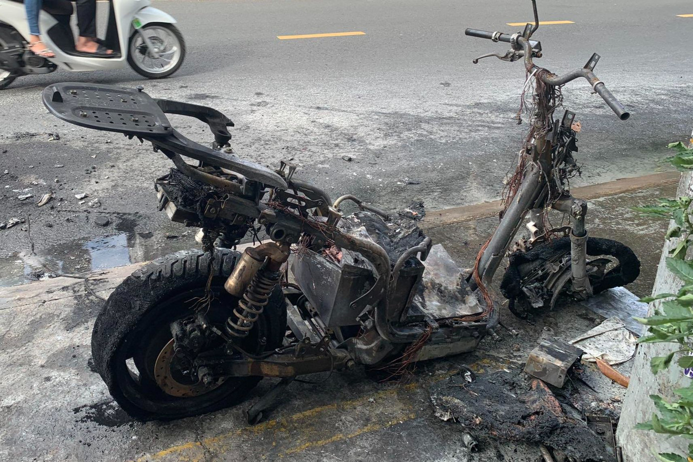 Xe máy điện bị cháy trơ khung. Ảnh: N.T. Xe máy điện bị cháy trơ khung. Ảnh: N.T.