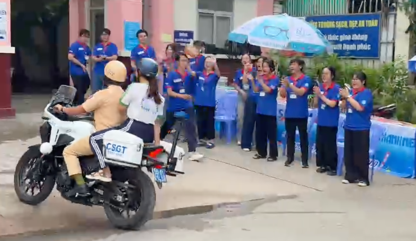 Thí sinh được CSGT đến điểm thi kịp giờ. Ảnh cắt từ clip.