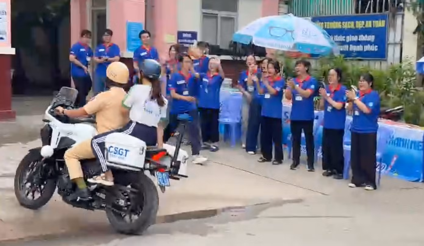 Thí sinh được CSGT đến điểm thi kịp giờ. Ảnh cắt từ clip.