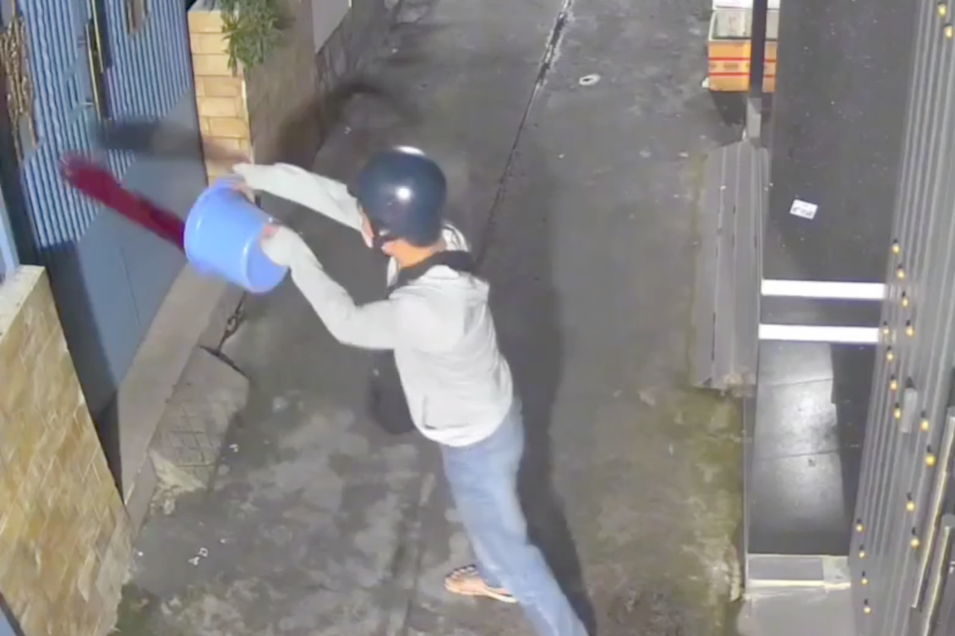 Camera ghi lại hình ảnh Hậu tạt chất bẩn. Ảnh: A.X. Camera ghi lại hình ảnh Hậu tạt chất bẩn. Ảnh: A.X.