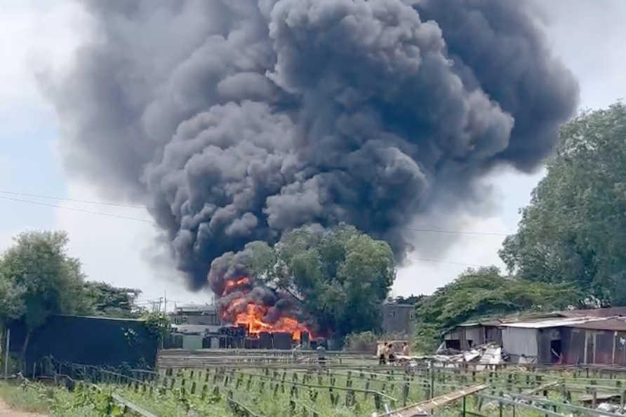 Lửa đỏ rực bên trong xưởng gỗ.