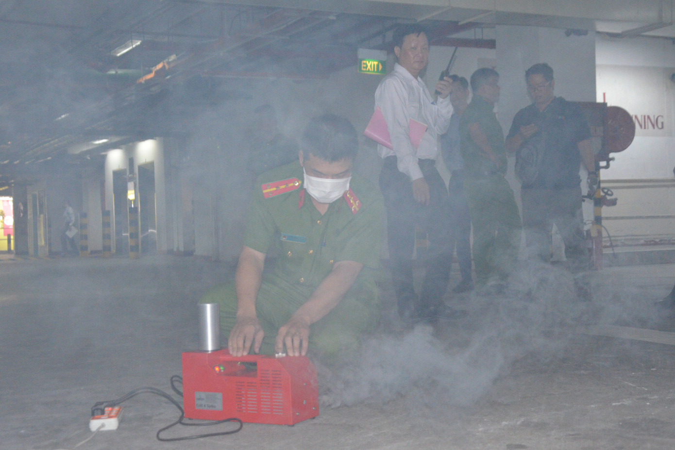Lực lượng chức năng sử dụng thiết bị tạo khói để kiểm tra hệ thống báo cháy. Ảnh: Hoàng Thuận.