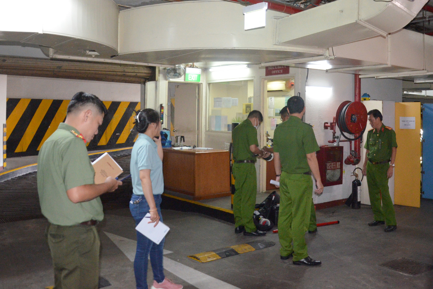 Tổ công tác kiểm tra hệ thống chữa cháy tại tầng hầm. Ảnh: Hoàng Thuận.
