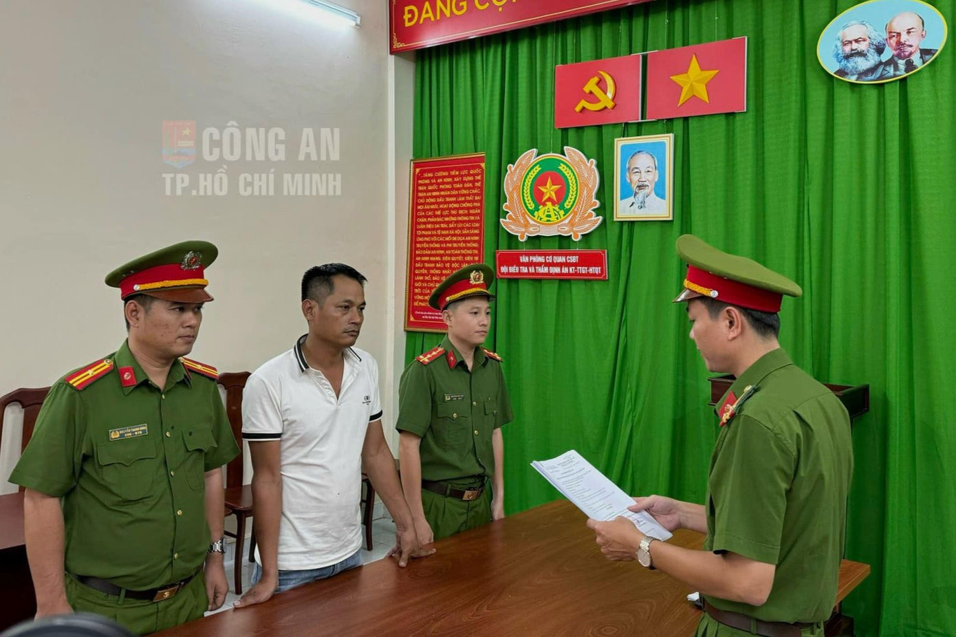 Cơ quan điều tra tống đạt các quyết định đối với Bùi Văn Tân. Ảnh: Công an TPHCM. Cơ quan điều tra tống đạt các quyết định đối với Bùi Văn Tân. Ảnh: Công an TPHCM.