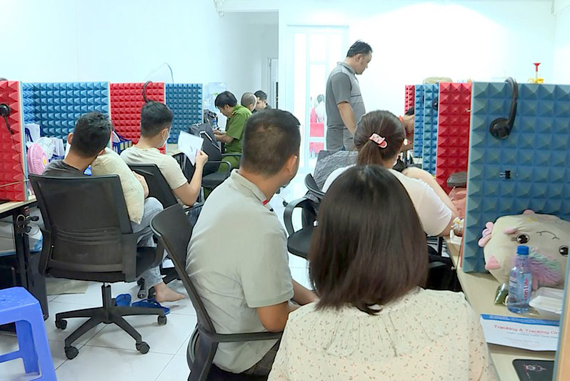 Công an kiểm tra một công ty đòi nợ (Ảnh: Công an cung cấp). Công an kiểm tra một công ty đòi nợ (Ảnh: Công an cung cấp).