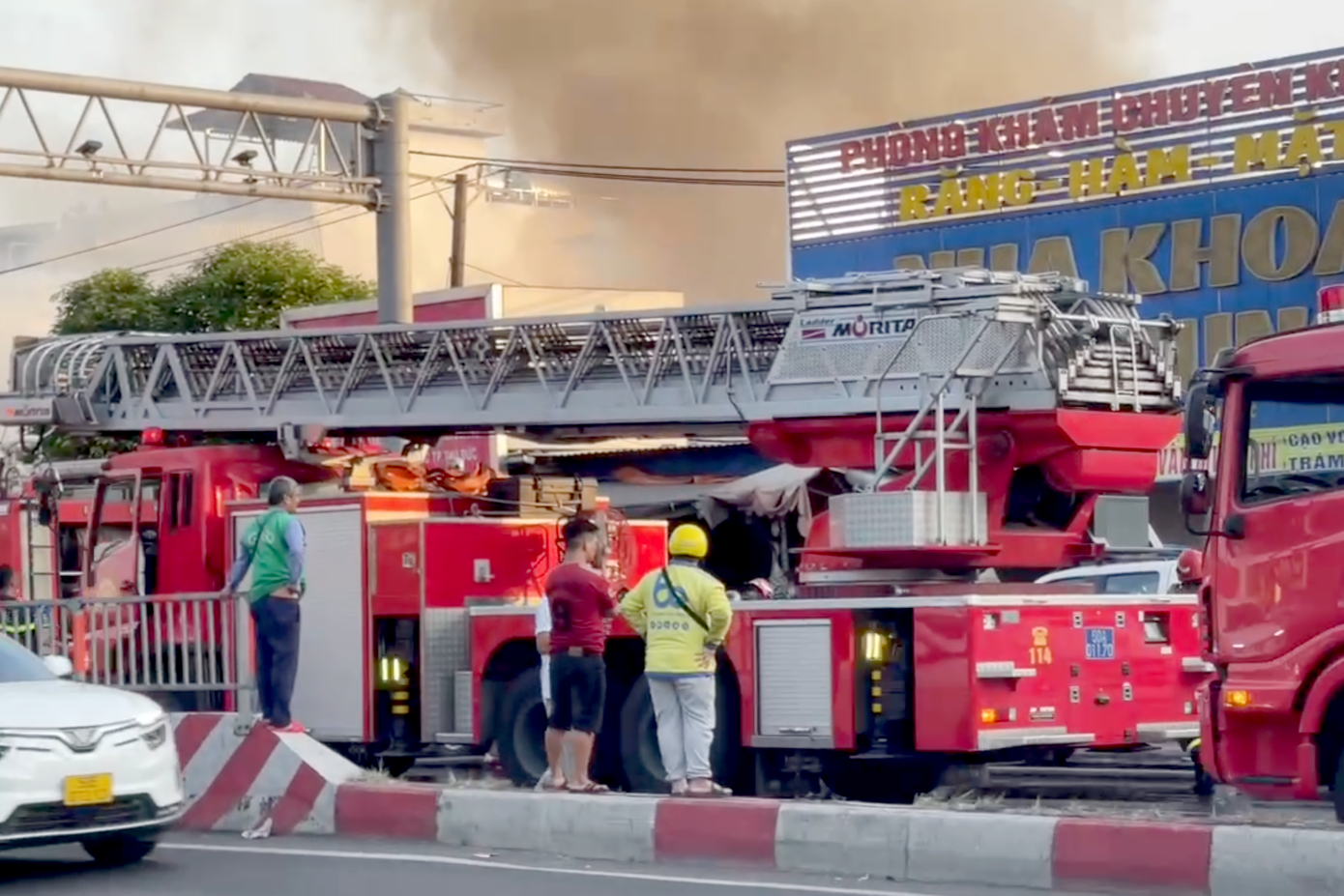 Nhiều xe chữa cháy có mặt tại hiện trường. Ảnh: C.A.