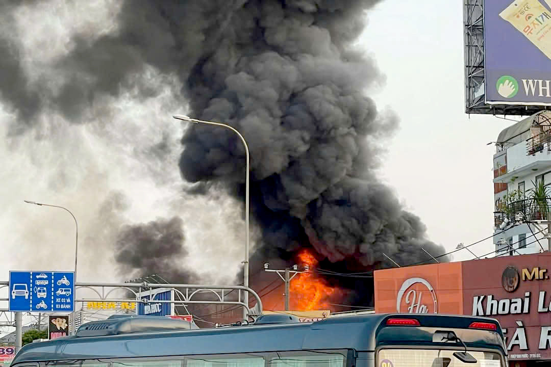 Cột khói đen bốc cao hàng chục mét. Ảnh: C.A.