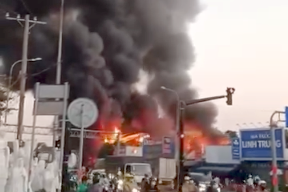 Ngọn lửa đỏ rực bao trùm kho gia dụng. Ảnh: C.A.