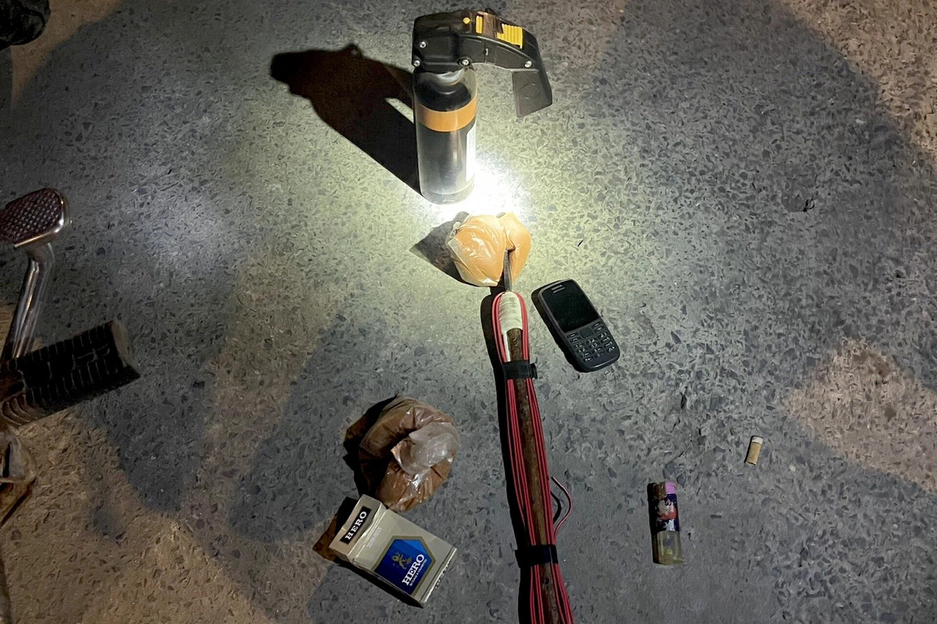 Ớt bột và dụng cụ súng bắn điện tự chế của "cẩu tặc". Ớt bột và dụng cụ súng bắn điện tự chế của "cẩu tặc".