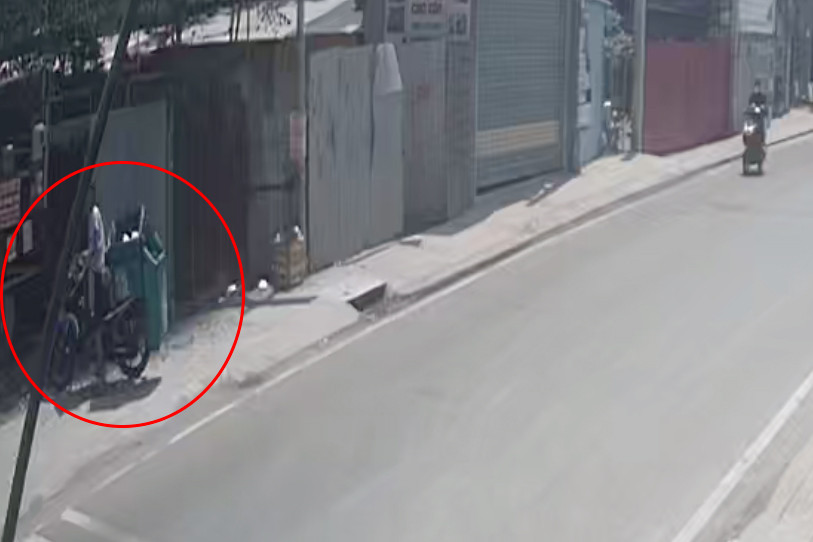 Kẻ gian trộm xe máy cùng hàng hóa trên xe của anh V. (Ảnh cắt từ clip).