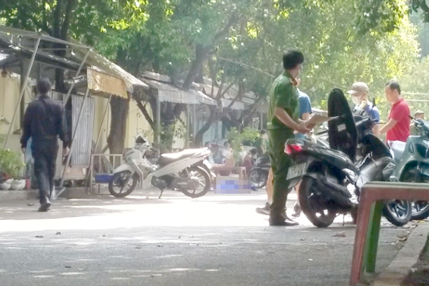 Công an có mặt tại chung cư xảy ra vụ việc.