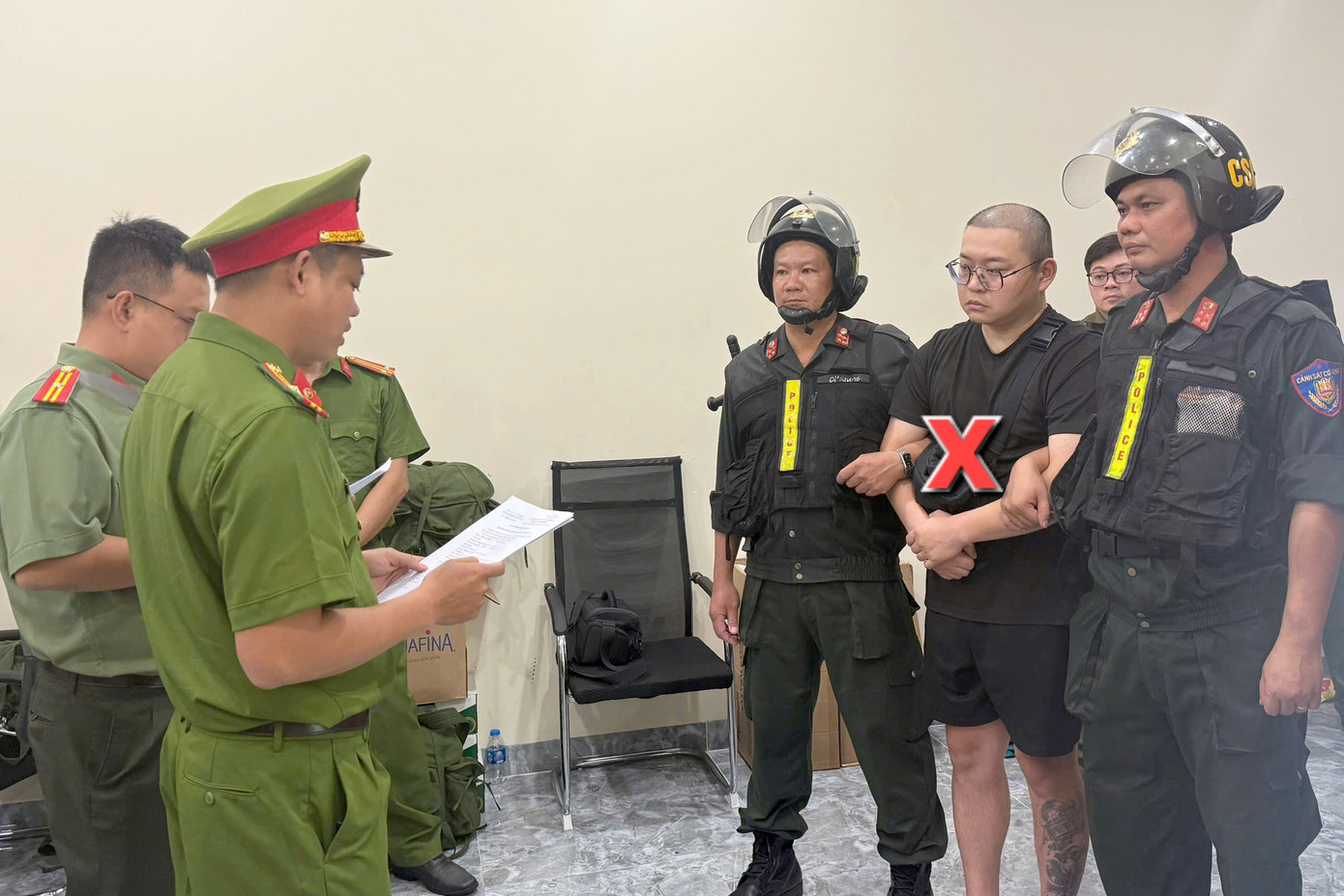 Cơ quan công an tống đạt các quyết định đối với Xing Yannank. Ảnh: Công an cung cấp.