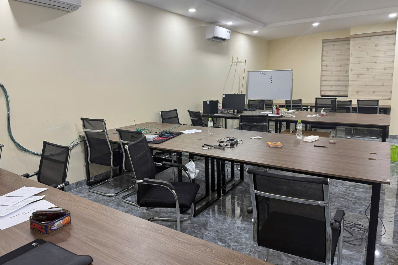 Các đối tượng sử dụng tầng 2 và tầng 3 của căn nhà để hoạt động lừa đảo. Ảnh: Công an cung cấp.