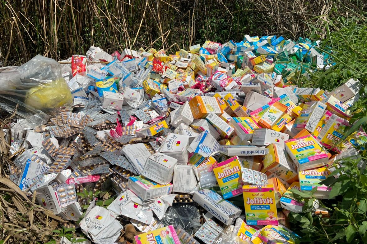 Thuốc, thực phẩm chức năng đổ thành đống trong khu đất trống. Ảnh: Uyên Phương.