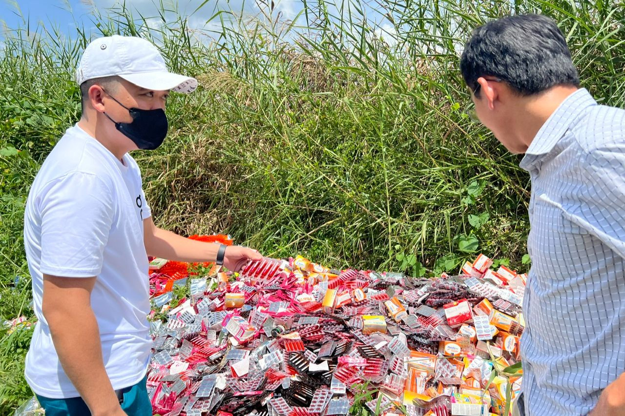 Có 5 vị trí đổ trộm thuốc, thực phẩm chức năng trong khu đất trống. Ảnh: Uyên Phương.