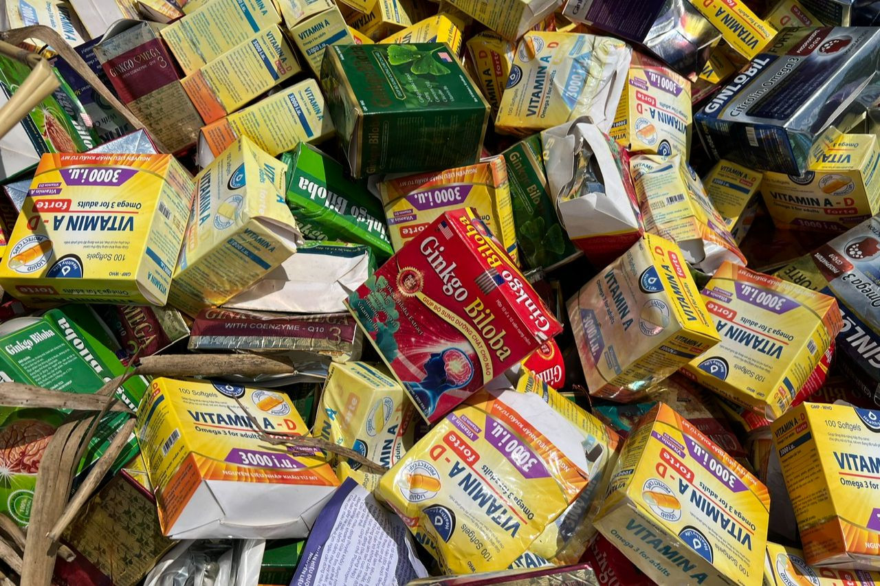 Các hộp thuốc còn nguyên vẹn và còn hạn sử dụng. Ảnh: Uyên Phương.