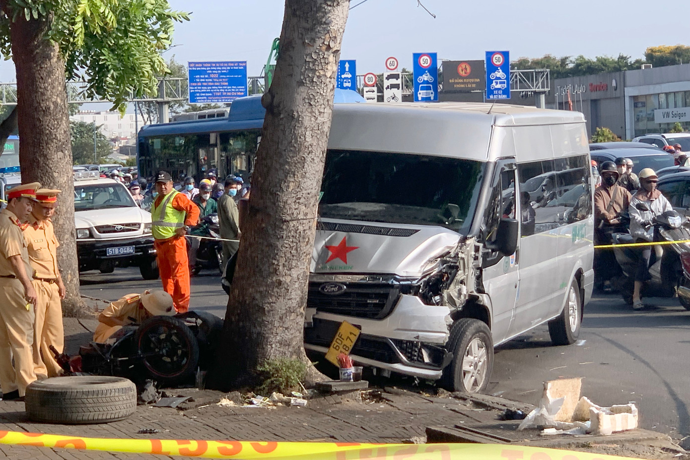 Ô tô tông vào gốc cây bên đường. Ô tô tông vào gốc cây bên đường.