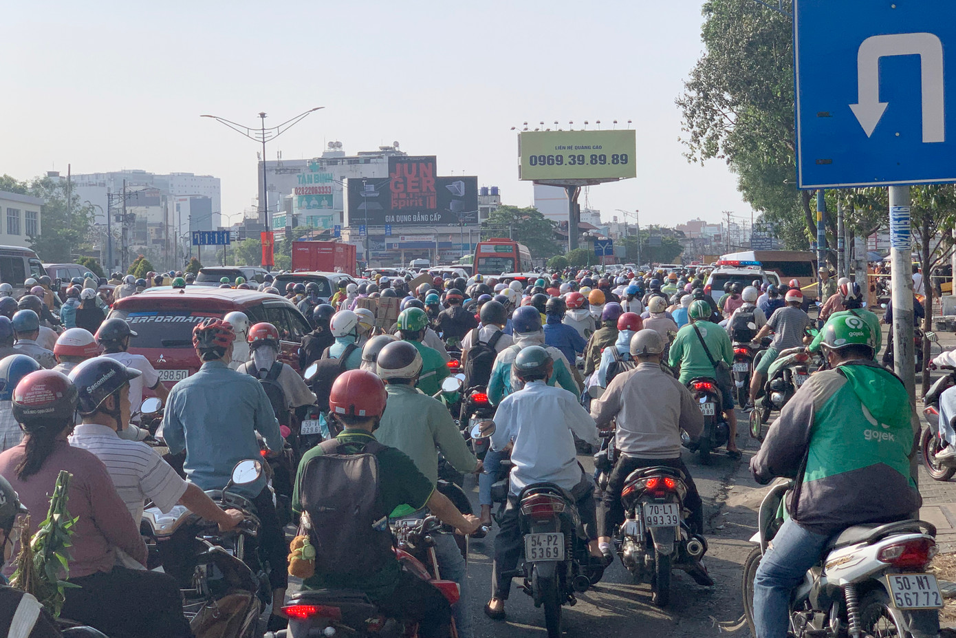 Giao thông qua khu vực bị ùn ứ. Giao thông qua khu vực bị ùn ứ.