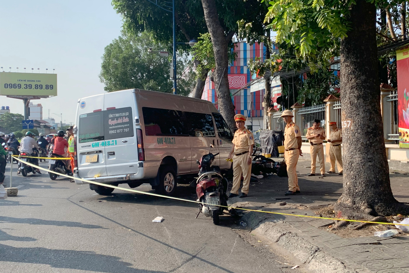 Hiện trường vụ tai nạn được phong tỏa. Hiện trường vụ tai nạn được phong tỏa.