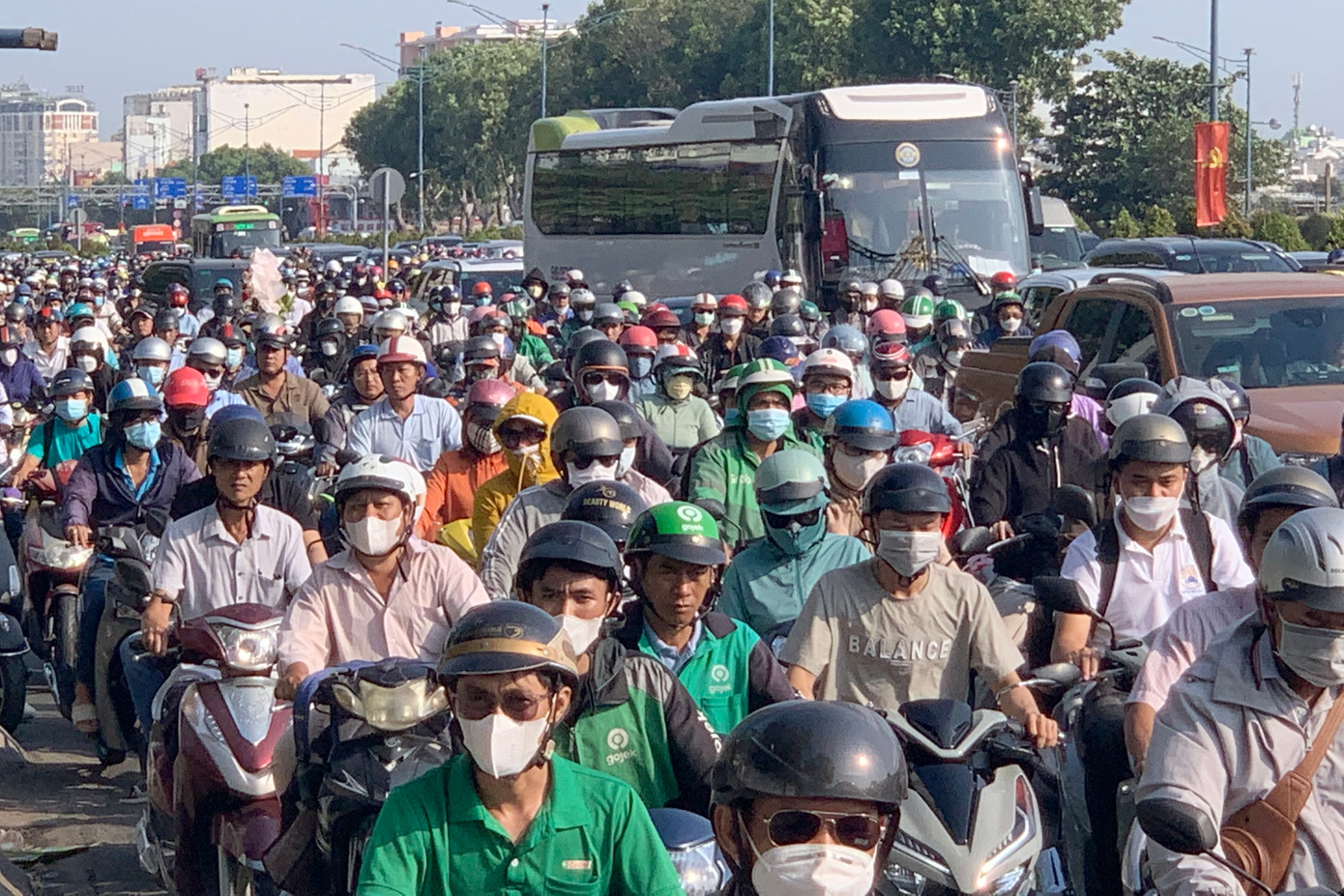 Các phương tiện di chuyển khó khăn khi qua hiện trường tai nạn. Các phương tiện di chuyển khó khăn khi qua hiện trường tai nạn.