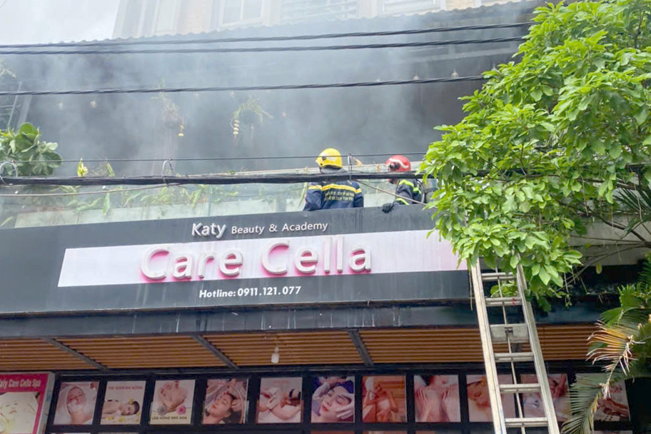 Đám cháy xuất phát từ tầng lửng của căn nhà. Ảnh: C.A.