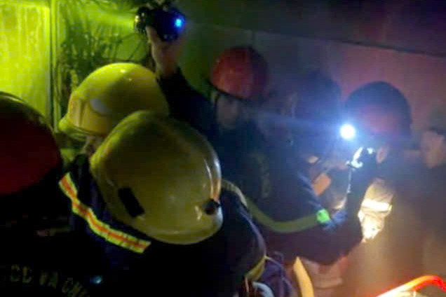 Lực lượng chữa cháy triển khai dập lửa, tìm kiếm người mắc kẹt. Ảnh: C.A.