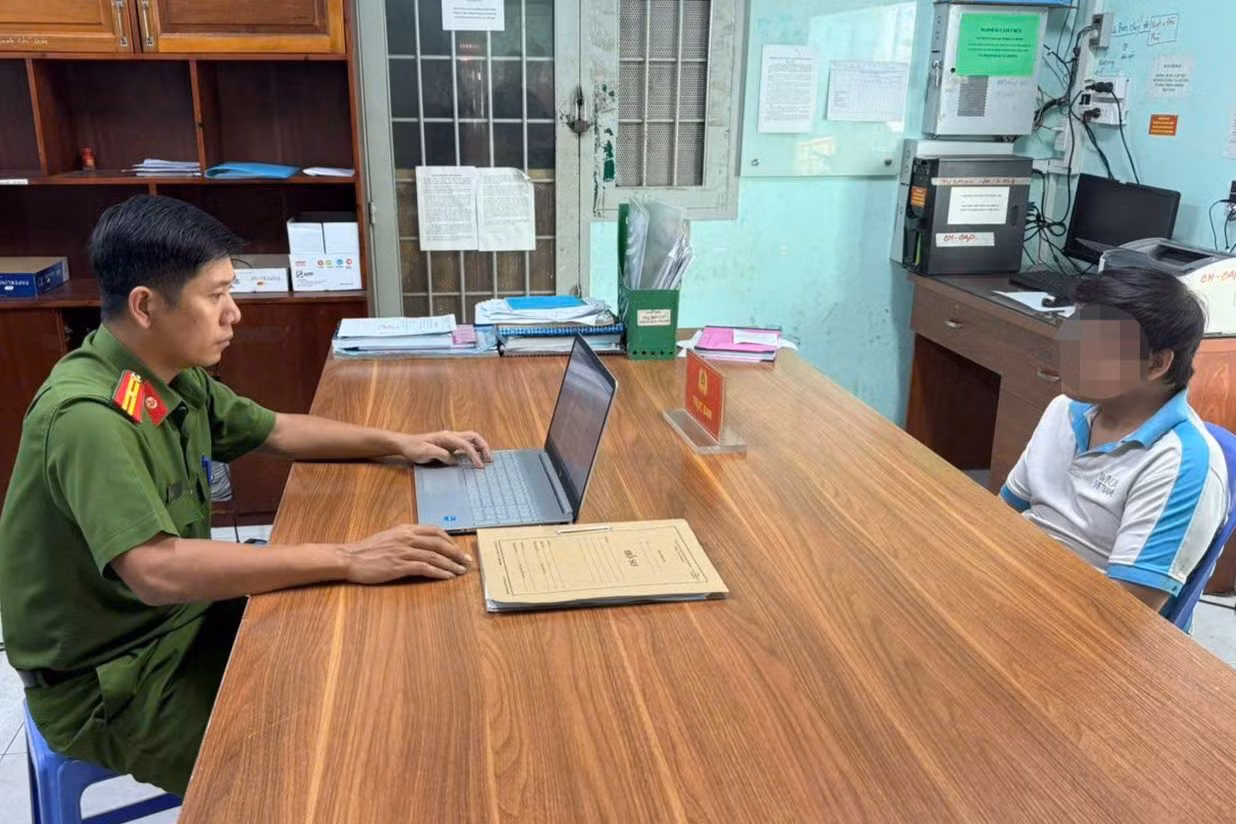 Cơ quan công an làm việc với một trường hợp báo tin giả bị cướp tài sản. Ảnh: C.A.
