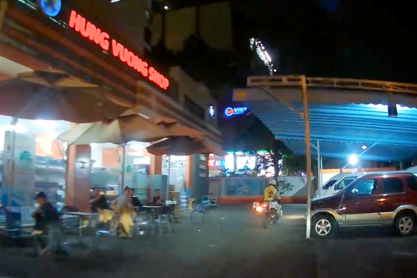 Tổ công tác mở đường cho ô tô chở sản phụ đến Bệnh viện Hùng Vương. Ảnh: H.T. Tổ công tác mở đường cho ô tô chở sản phụ đến Bệnh viện Hùng Vương. Ảnh: H.T.