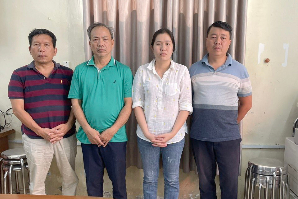 Bị can Ngãi (thứ 2 từ trái sang) và đồng phạm tại cơ quan công an. Ảnh: Công an cung cấp. Bị can Ngãi (thứ 2 từ trái sang) và đồng phạm tại cơ quan công an. Ảnh: Công an cung cấp.