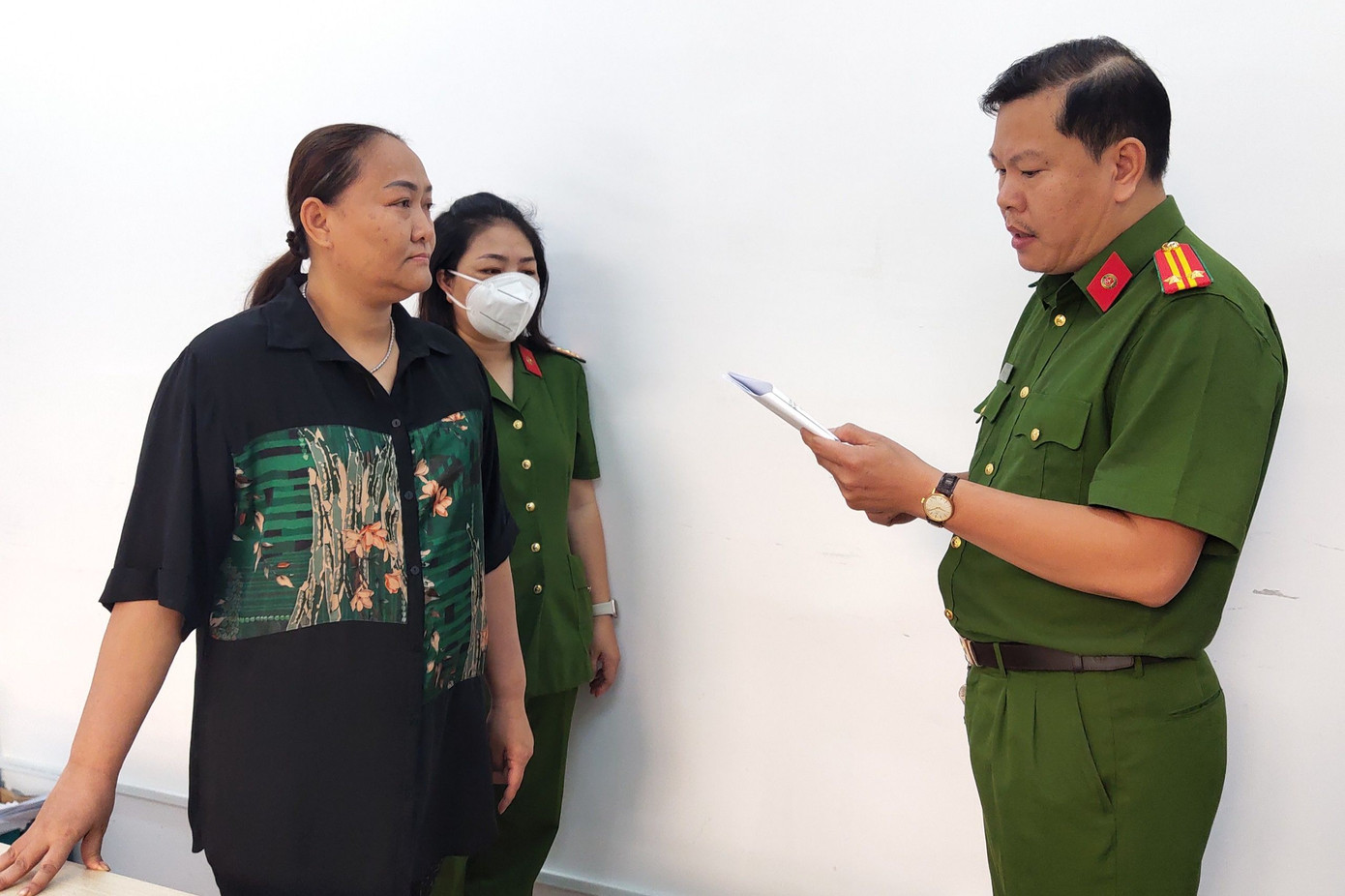 Cơ quan điều tra tống đạt các quyết định đối với Ngọc. Ảnh: Công an cung cấp. Cơ quan điều tra tống đạt các quyết định đối với Ngọc. Ảnh: Công an cung cấp.