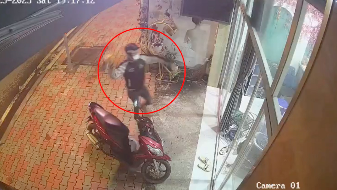 Camera ghi cảnh tiệm spa của chị N bị tạt mắm tôm. Ảnh cắt từ clip.