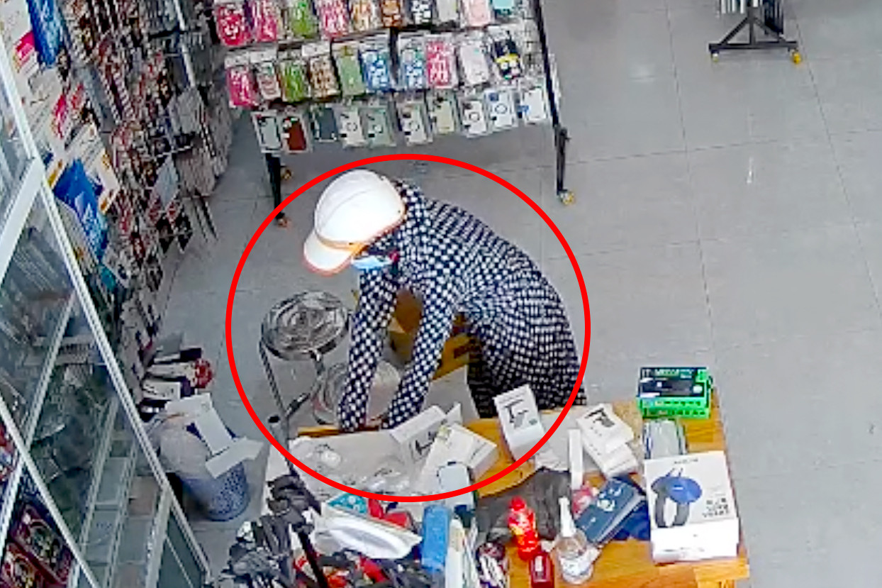 Người phụ nữ kéo hộc tủ trộm tiền của vợ chồng chị T. Ảnh cắt từ clip. Người phụ nữ kéo hộc tủ trộm tiền của vợ chồng chị T. Ảnh cắt từ clip.