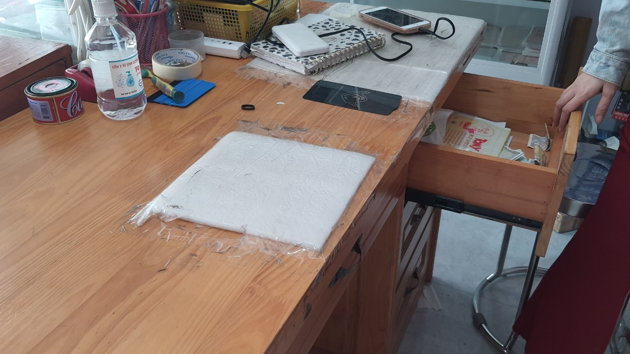 Vợ chồng chị T. để tiền trong hộc tủ và bị kẻ gian lấy trộm. Ảnh: Minh Anh. Vợ chồng chị T. để tiền trong hộc tủ và bị kẻ gian lấy trộm. Ảnh: Minh Anh.