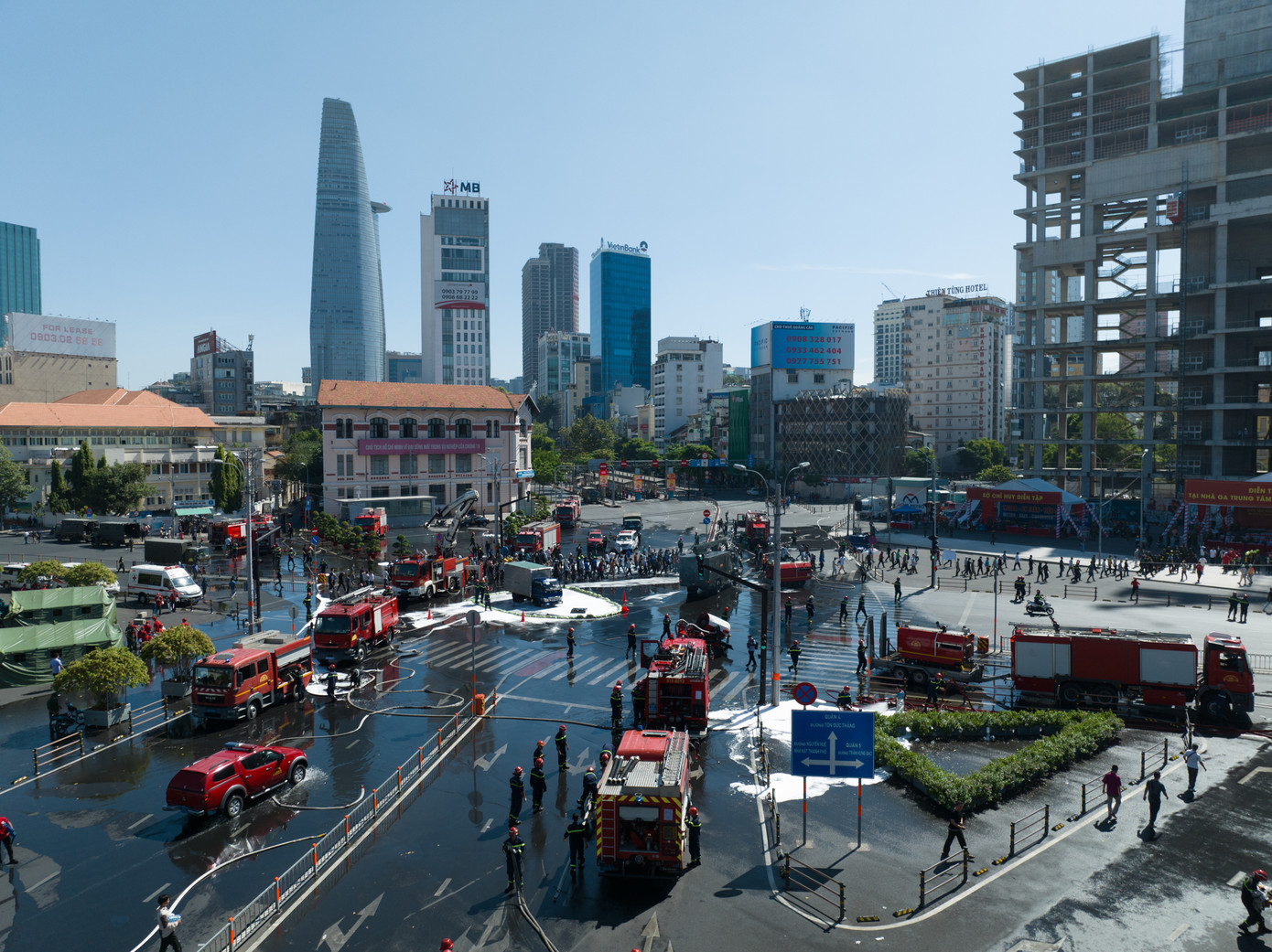 Hơn 200 phương tiện chuyên dụng tham gia diễn tập chữa cháy. Ảnh: PC07.