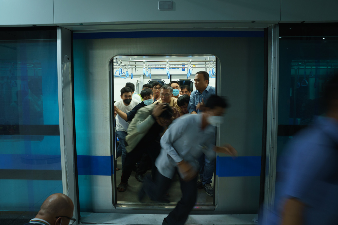 Hành khách xô đẩy tìm cách thoát thân khi xảy ra sự cố. Ảnh: PC07