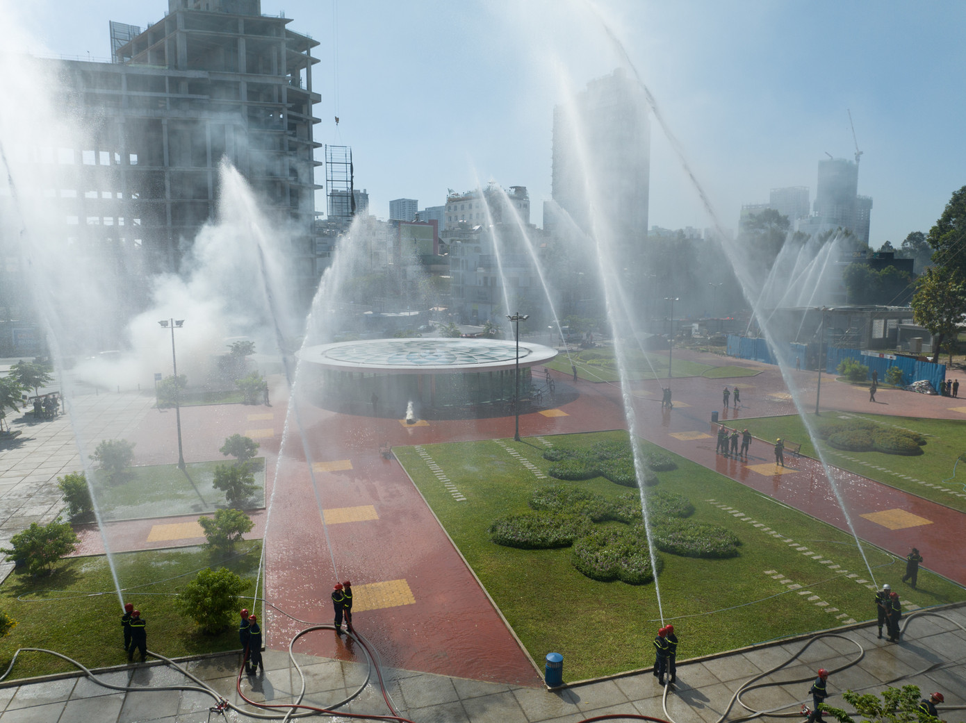 Nhà ga Trung tâm Bến Thành nằm trước chợ Bến Thành và được xây dựng trên khu đất rộng 45.000m2. Ảnh: PC07