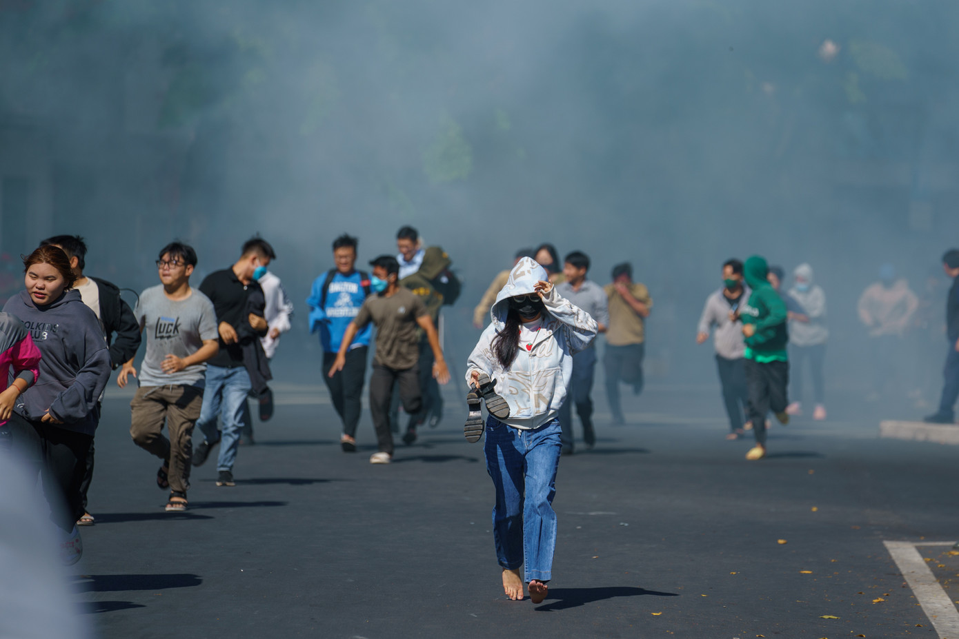 Trên mặt đất, hàng ngàn người dân tháo chạy ra khu vực an toàn. Ảnh: PC07