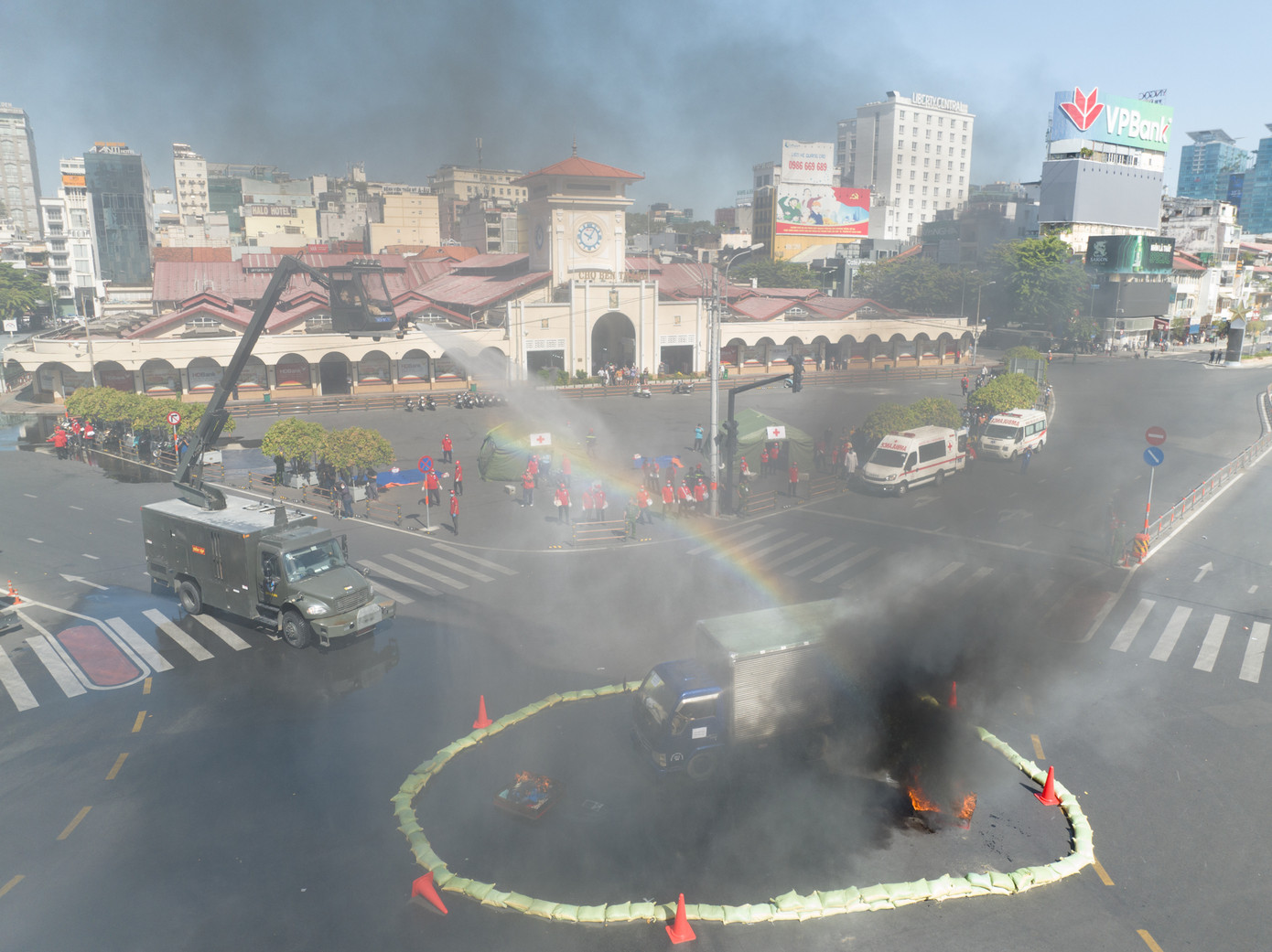 Ảnh hưởng từ cảnh hỗn loạn trên mặt đất, một xe tải chở hóa chất y tế va chạm với 2 ô tô. Ảnh: PC07