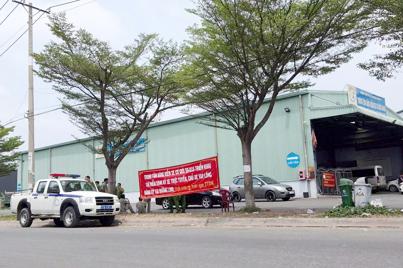 Công an có mặt bên ngoài trung tâm để đảm bảo an ninh trật tự. Ảnh: Minh Anh.