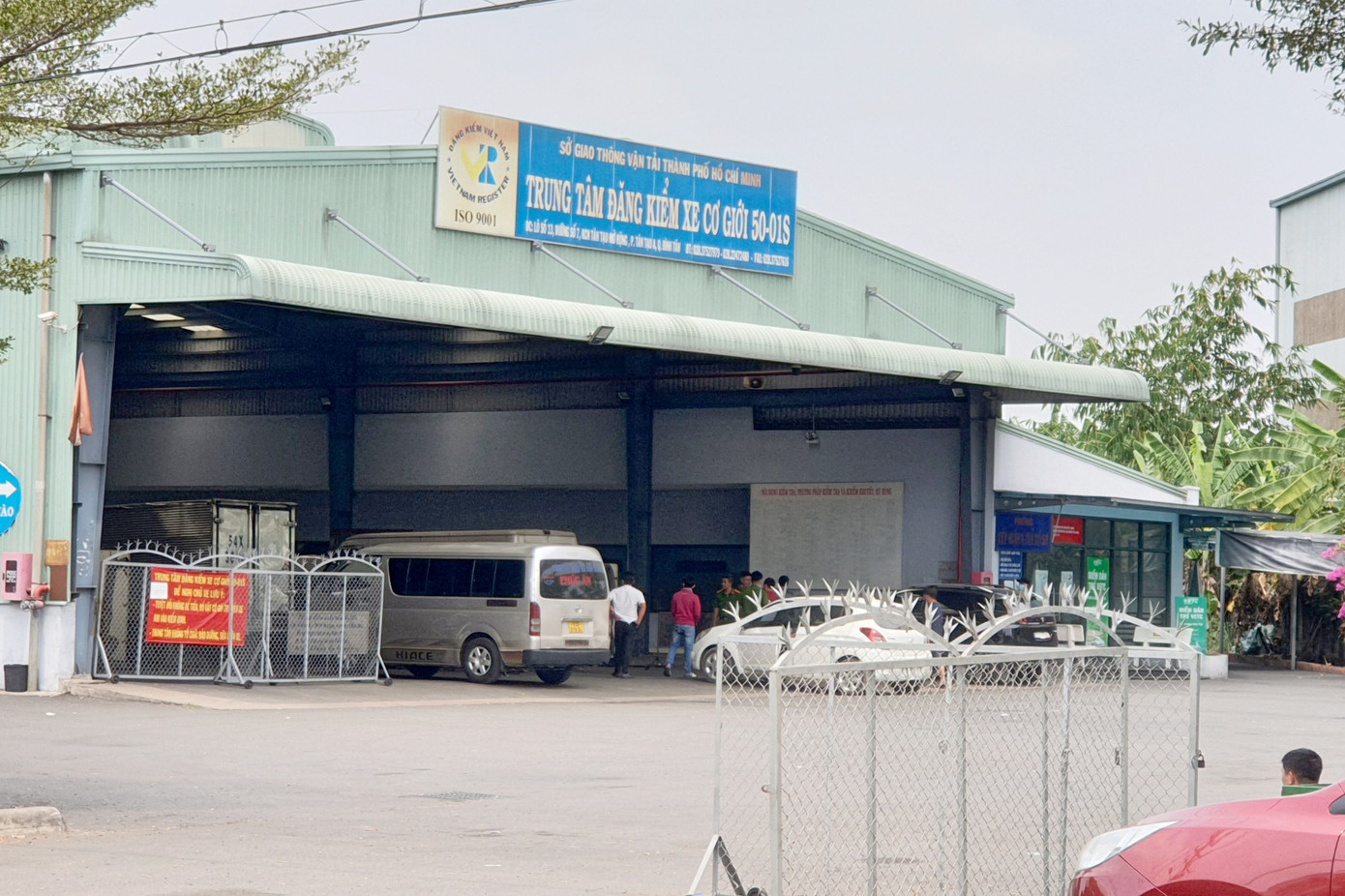 Lực lượng chức năng có mặt bên trong trung tâm đăng kiểm. Ảnh: Minh Anh.