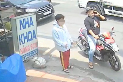 Nghi phạm Tú (người ngồi trên xe máy) dàn cảnh, chiếm đoạt tài sản của một nạn nhân được camera an ninh ghi lại.