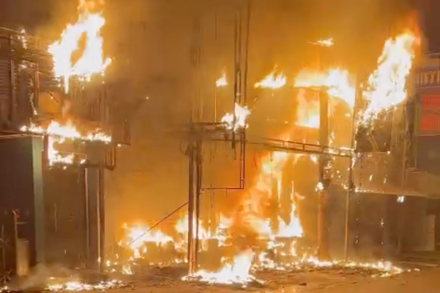 Cửa hàng quần áo xảy ra vụ cháy. Ảnh: M.T.