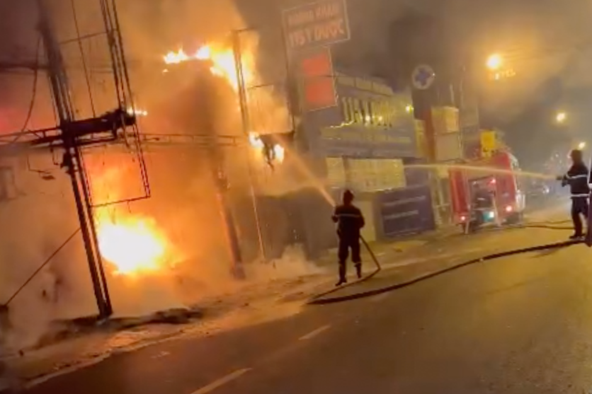 Lính cứu hỏa phun nước dập lửa. Ảnh: M.T.