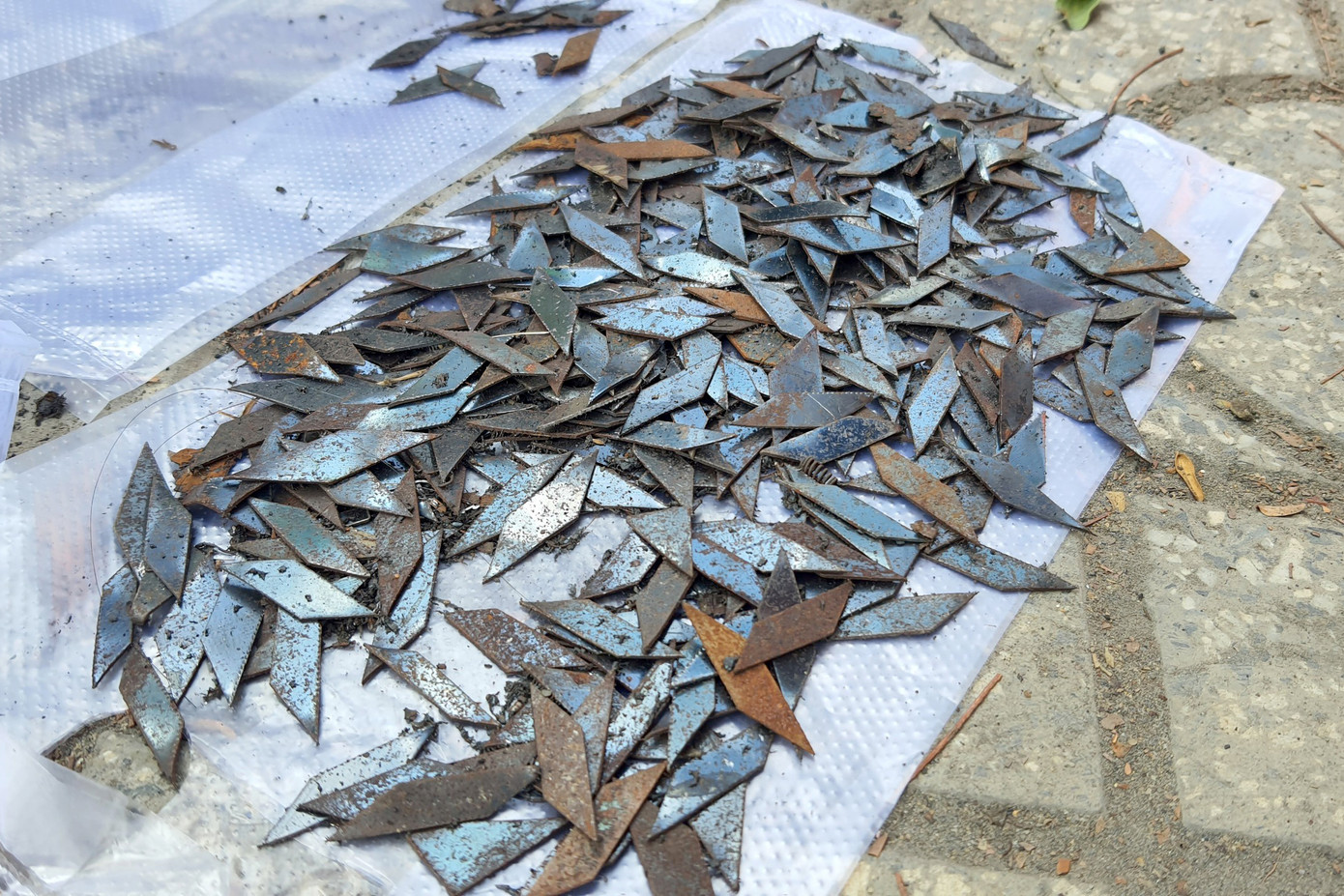 Hàng trăm mảnh đinh nhọn rải trên quốc lộ 1. Ảnh: Minh Anh.