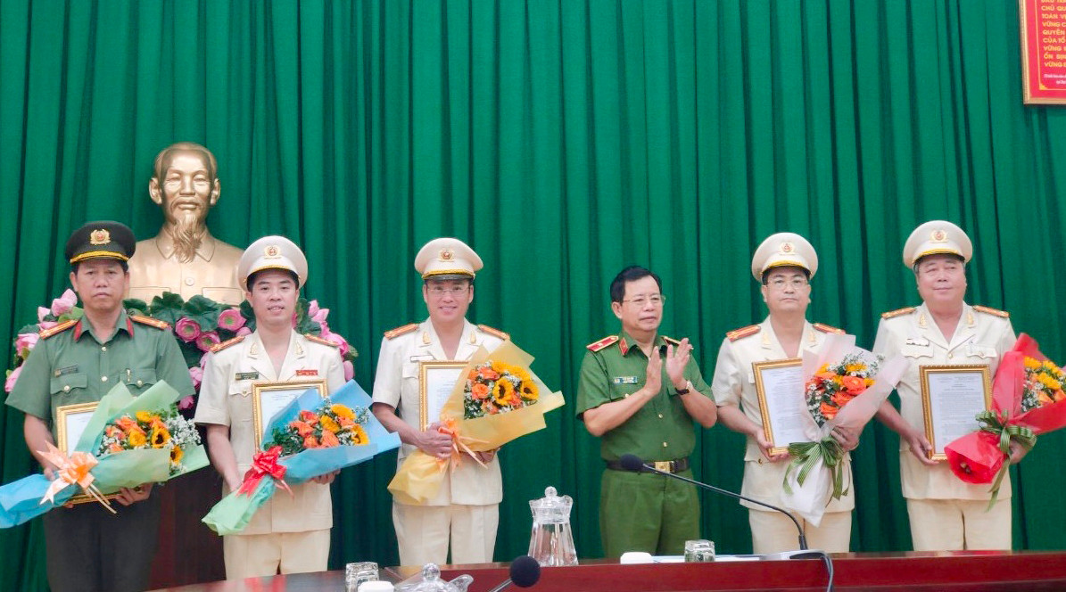 Đại tá Phạm Hoàng Thảo (bìa phải) được điều động giữ chức Trưởng Phòng PV01 Công an TPHCM. Ảnh: Trung Dũng.