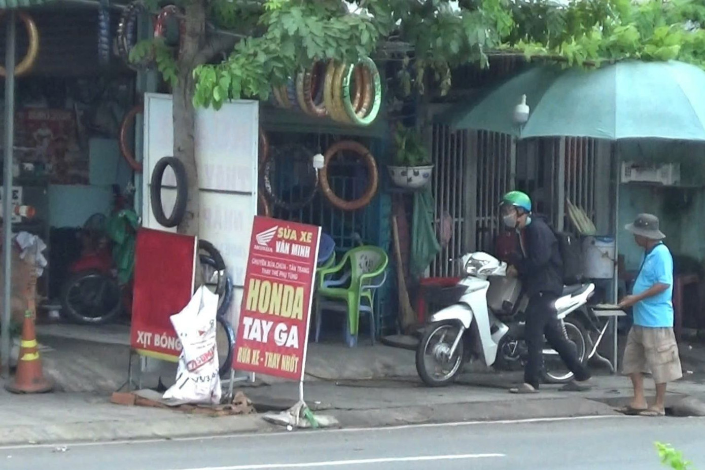 Tiệm sửa xe của ông Cường. Ảnh: A.X.