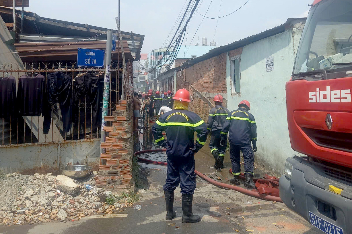 Lực lượng chữa cháy có mặt tại hiện trường. Ảnh: C.A.